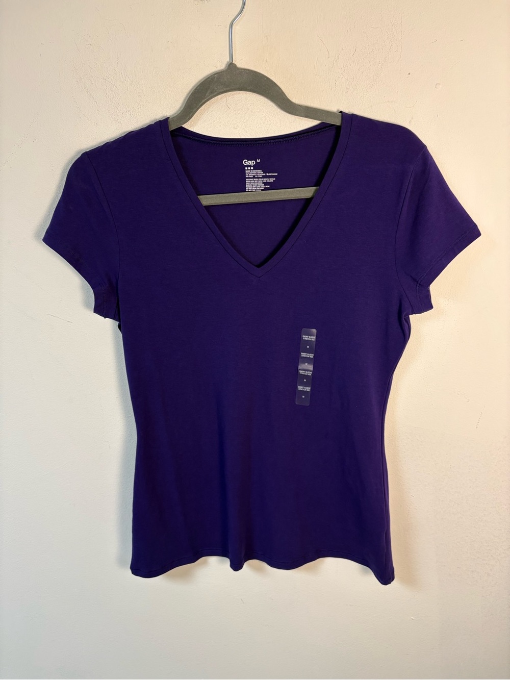 Gap Women's V-Neck Tee in Deep Purple Medium NWT